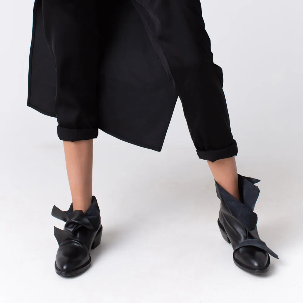 Wing Hug black pointed booties